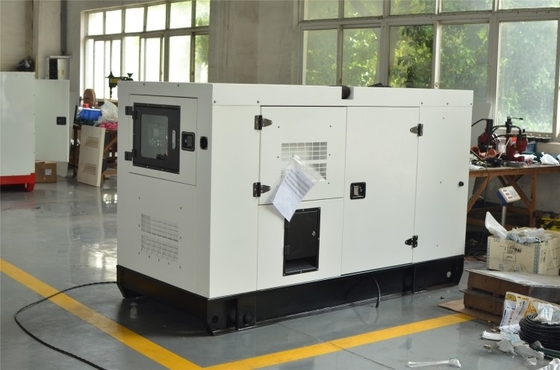 50/60HZ เครื่องผลิตไฟฟ้าดีเซล Cummins กันเสียง สําหรับการชาร์จในโรงงาน แบบเงียบ